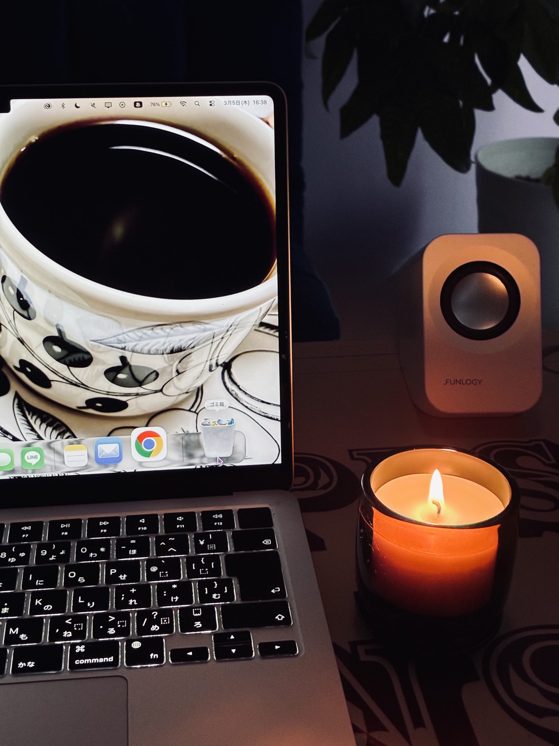 作詞家Makoto ATOZIの仕事机