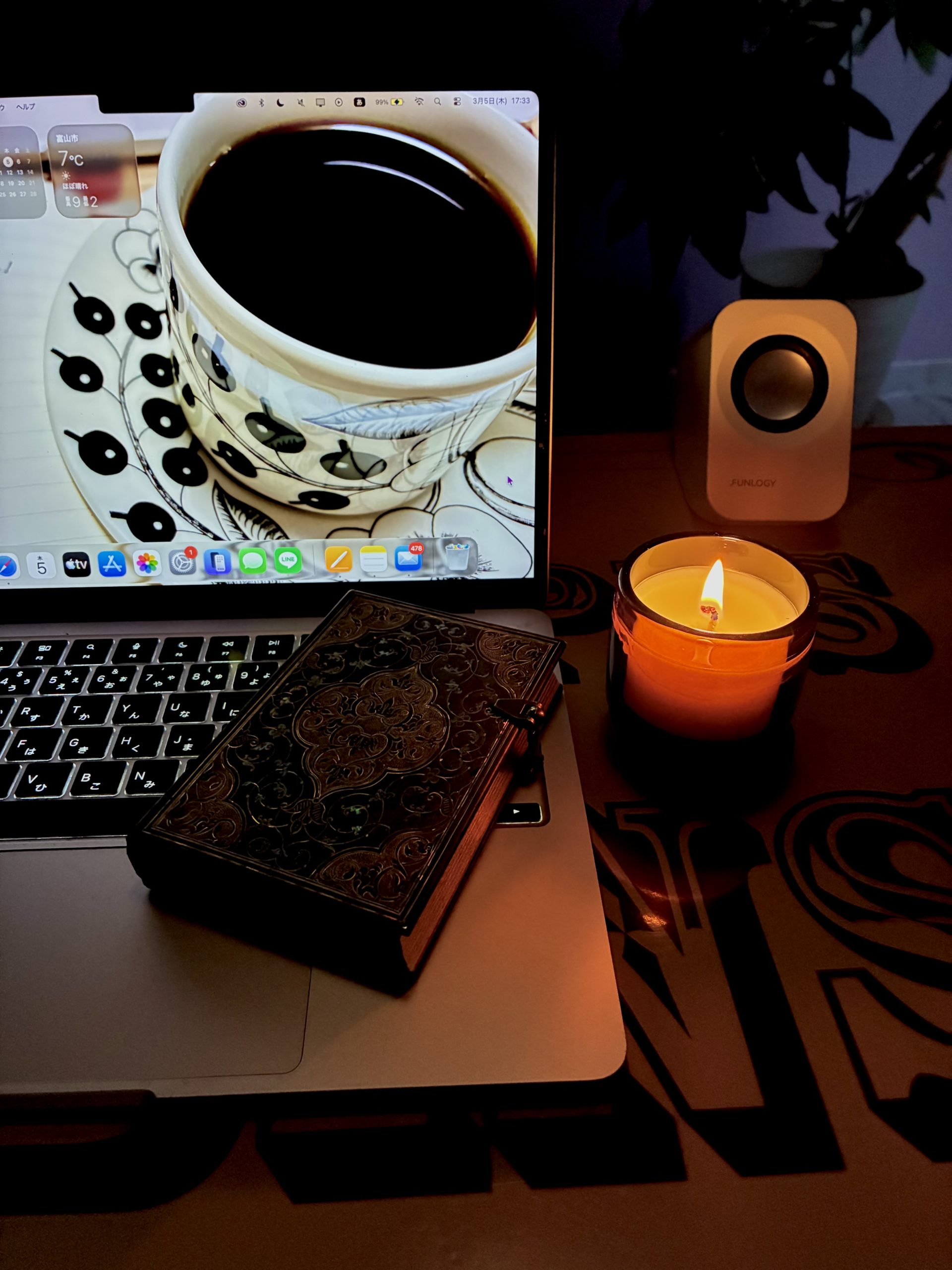 作詞家Makoto ATOZIの仕事机